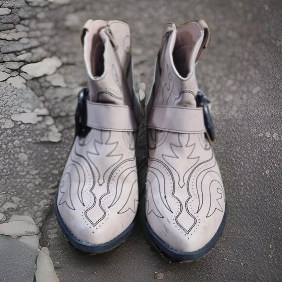 CATO WESTERN COMFORT Women's 9M Pink Faux Leather Silver Buckle Ankle Boots - Picture 3 of 7